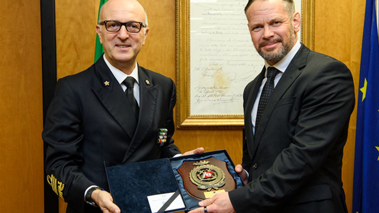 Ufficiale della Guardia Costiera con un rappresentante istituzionale