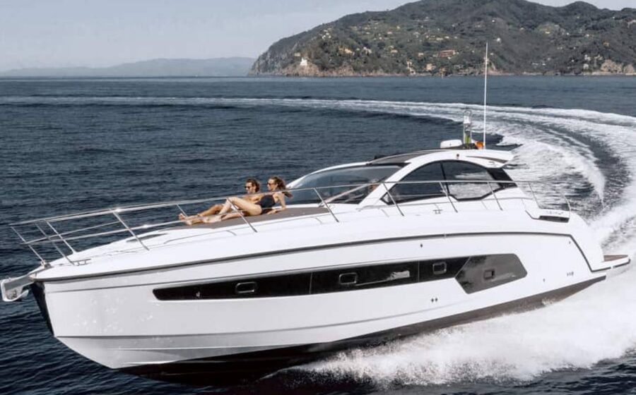 Azimut Atlantis 45 visto dall'alto in navigazione