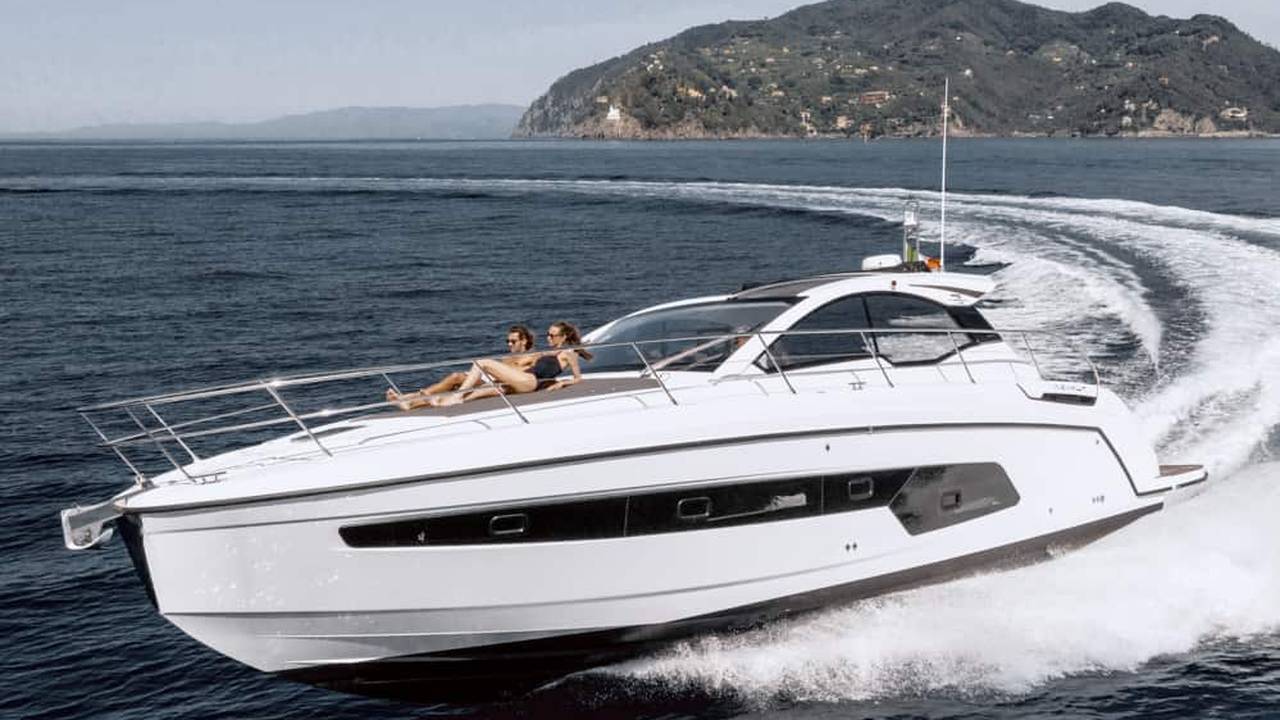 Azimut Atlantis 45 visto dall'alto in navigazione