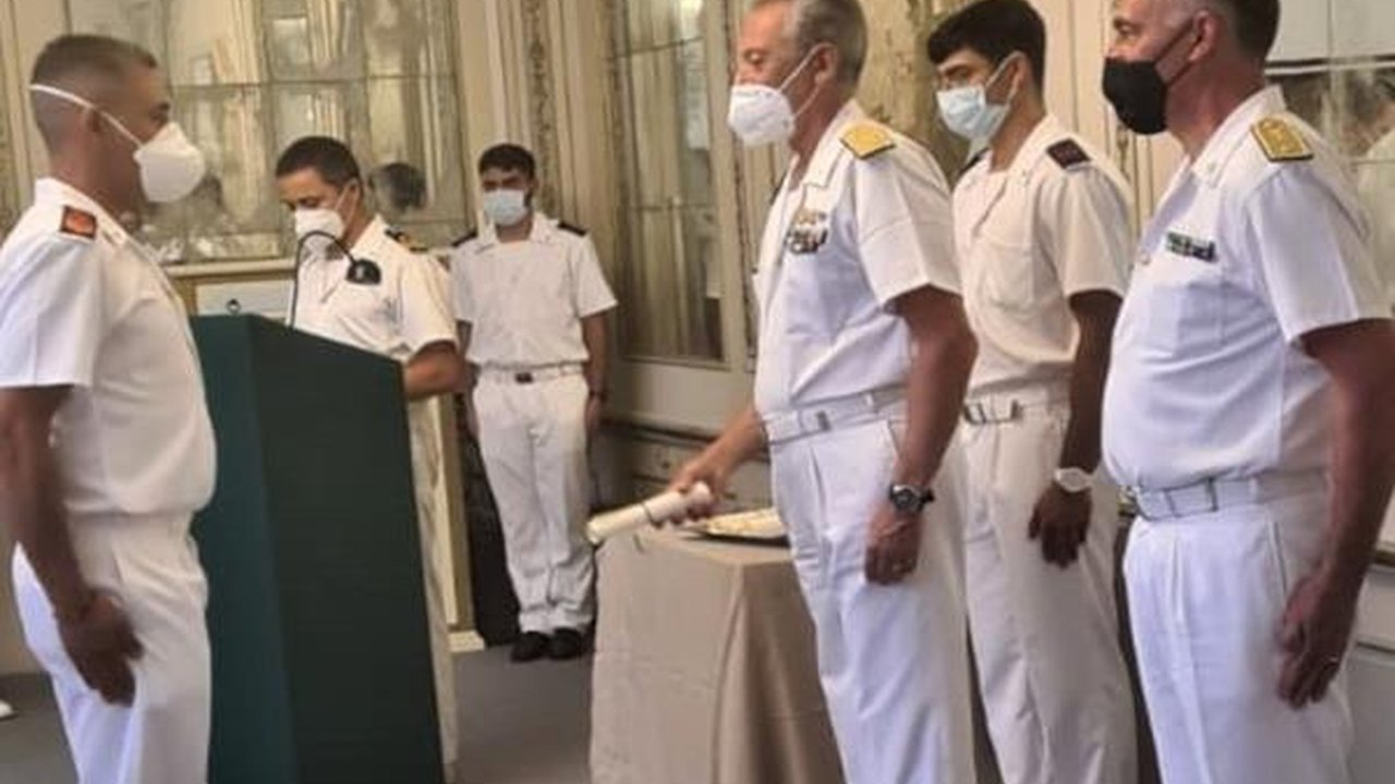 Allievi ufficiali durante un'attività formativa della Guardia Costiera
