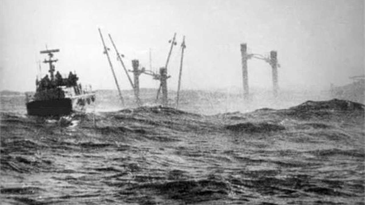 Fotografia storica di una nave mercantile in navigazione