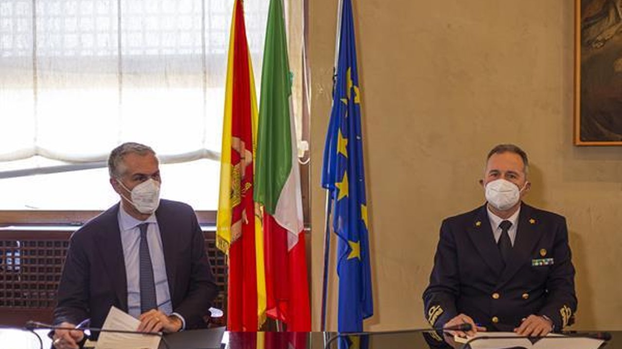 Autorità civile e ufficiale della Guardia Costiera durante un incontro