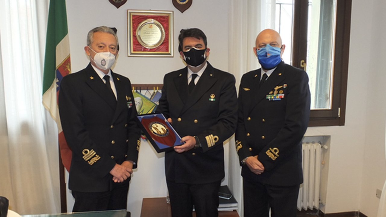 Consegna di un riconoscimento tra ufficiali della Guardia Costiera