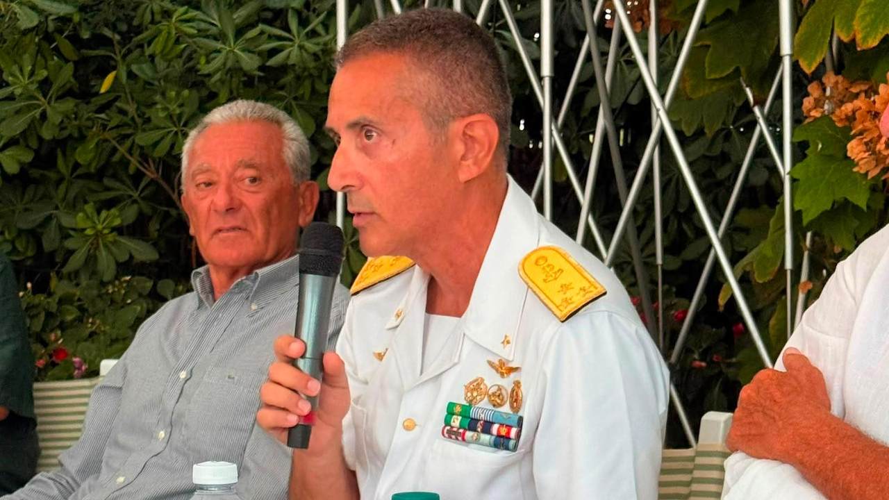 Ufficiale della Guardia Costiera durante un incontro pubblico