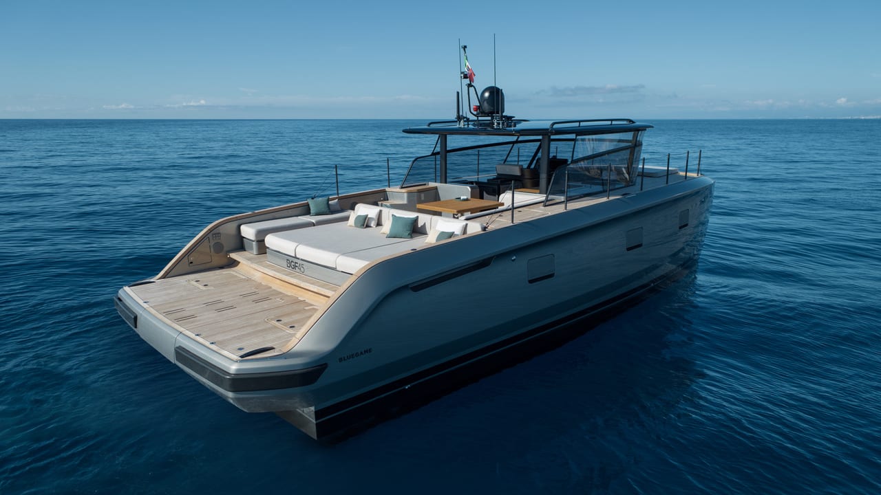 Poppa del Bluegame BGF45 con area aperta sul mare