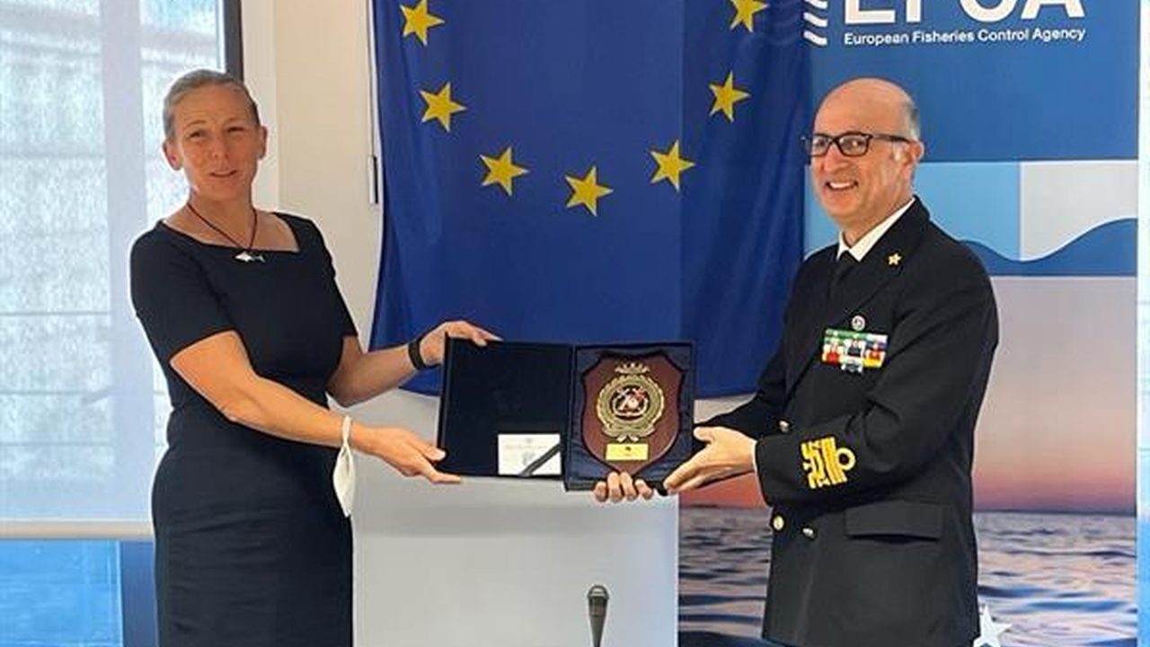 Consegna di un riconoscimento in ambito marittimo europeo