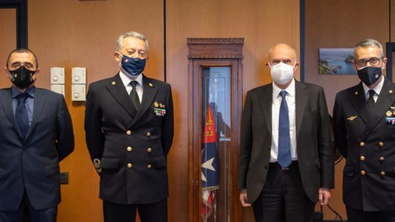 Gruppo di lavoro riunito in una sede istituzionale