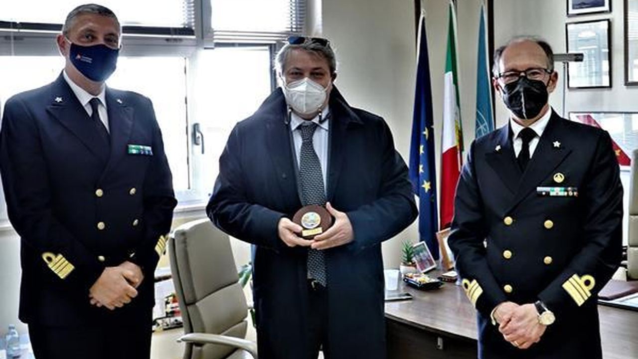 Premiazione con ufficiali della Guardia Costiera