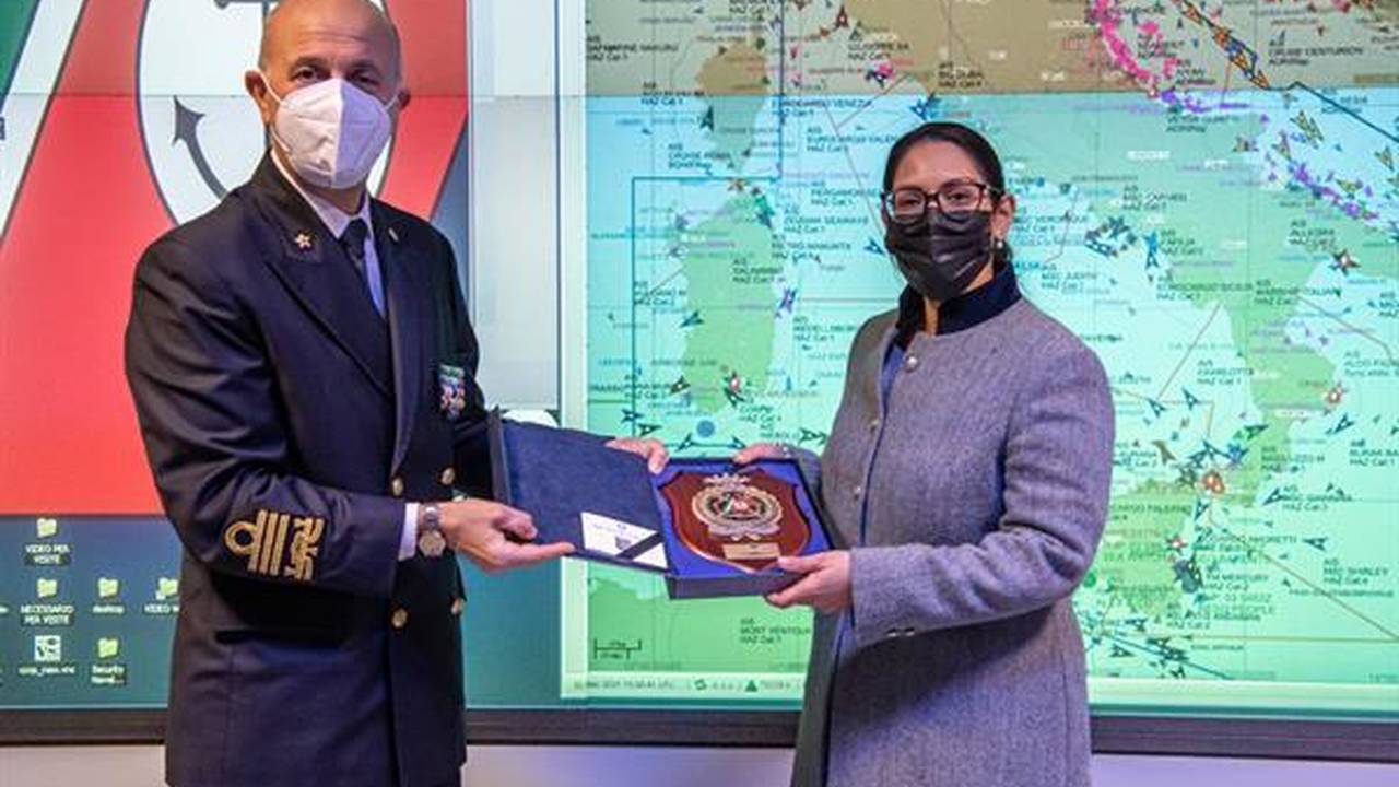 Consegna di un riconoscimento davanti a una carta nautica