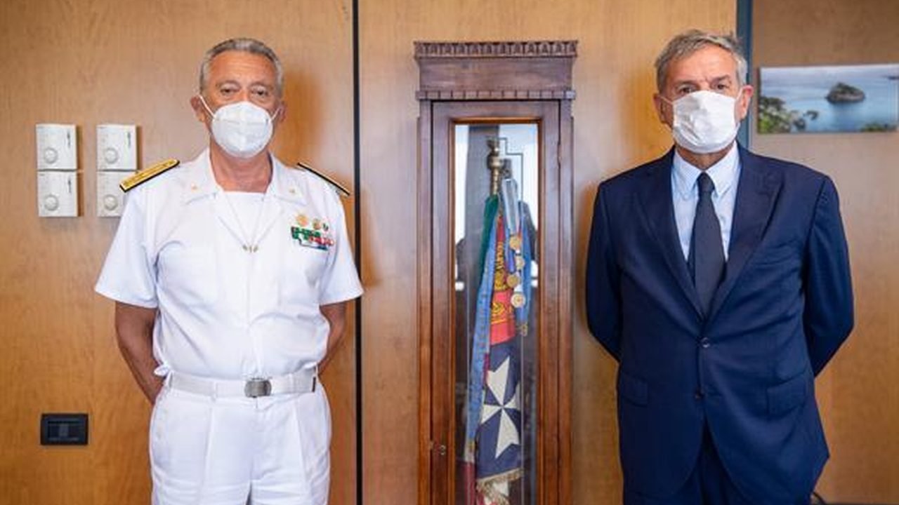 Ufficiale della Guardia Costiera con un rappresentante civile