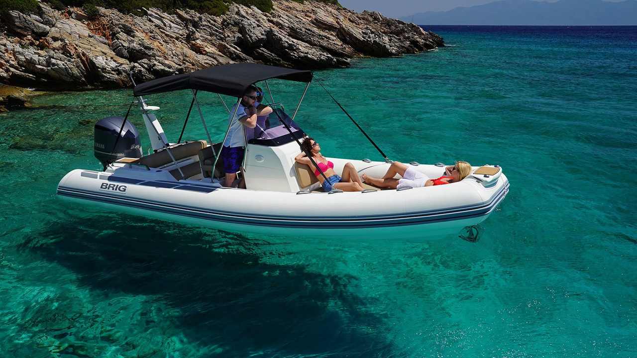 BRIG Eagle 6.7 con bimini