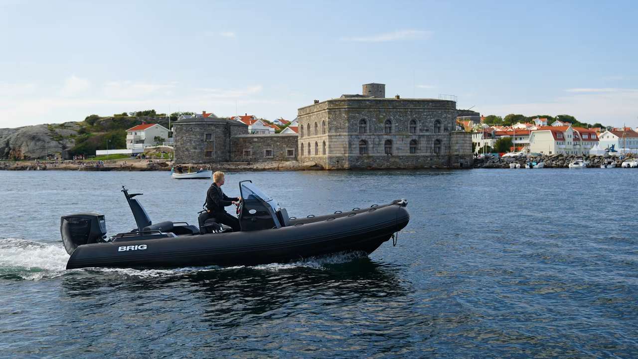 BRIG Eagle 6.7 nero in navigazione