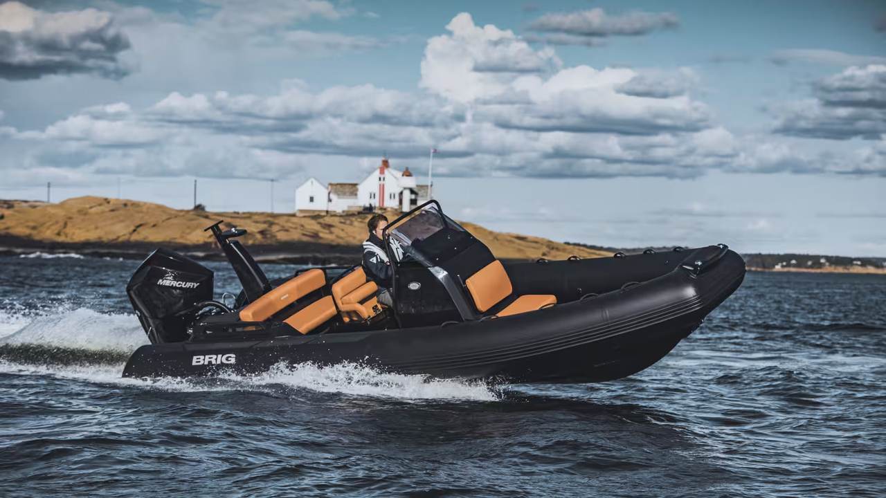 BRIG Eagle 6.7 visto di fianco