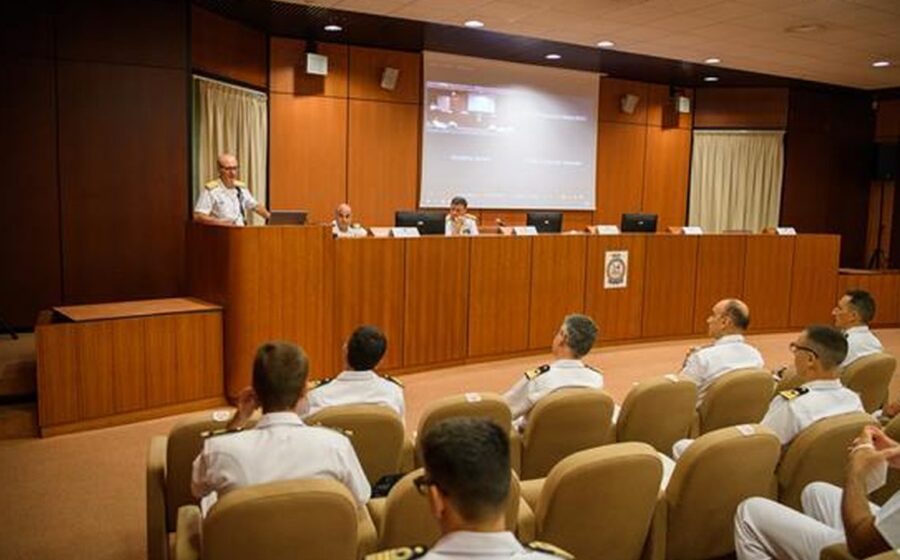 Sala istituzionale predisposta per un incontro pubblico