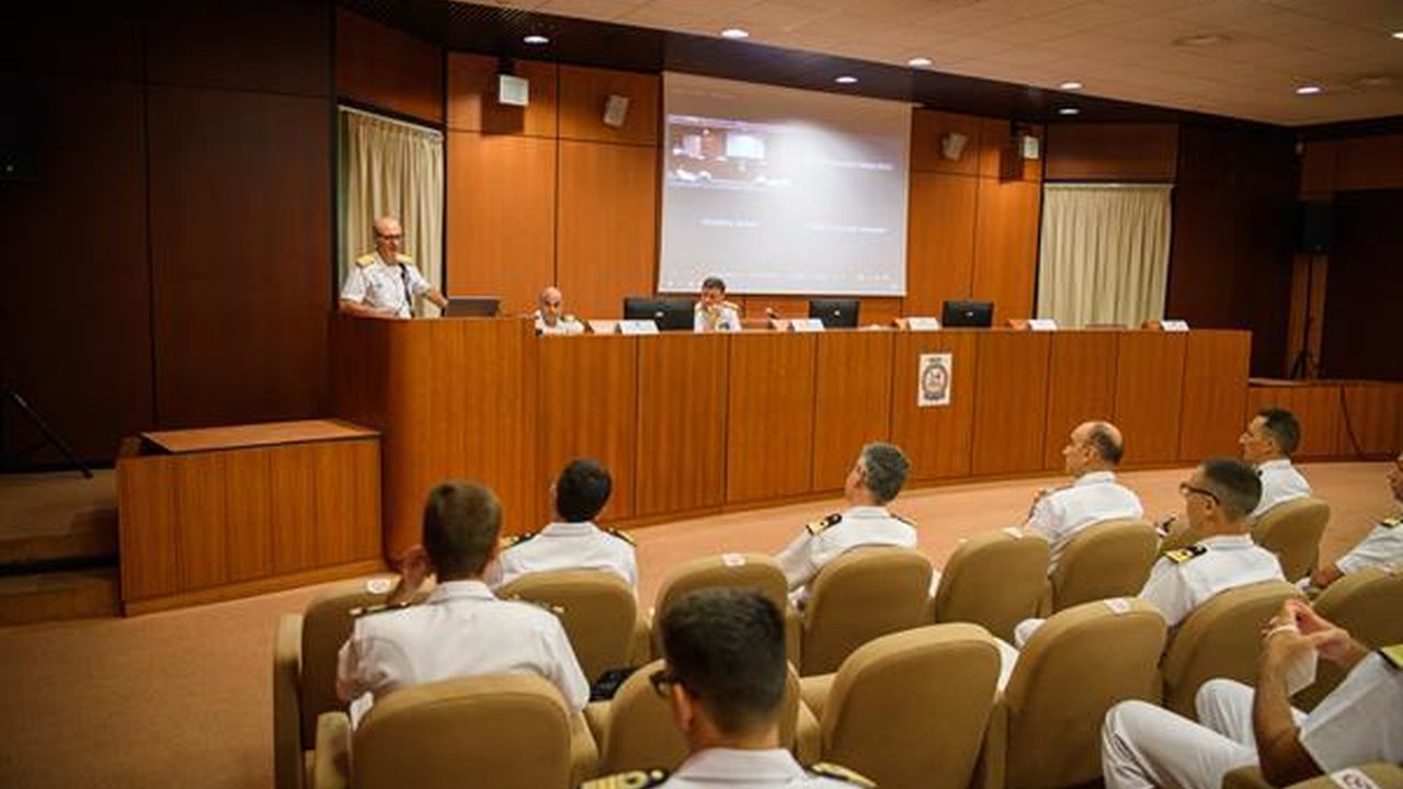 Sala istituzionale predisposta per un incontro pubblico
