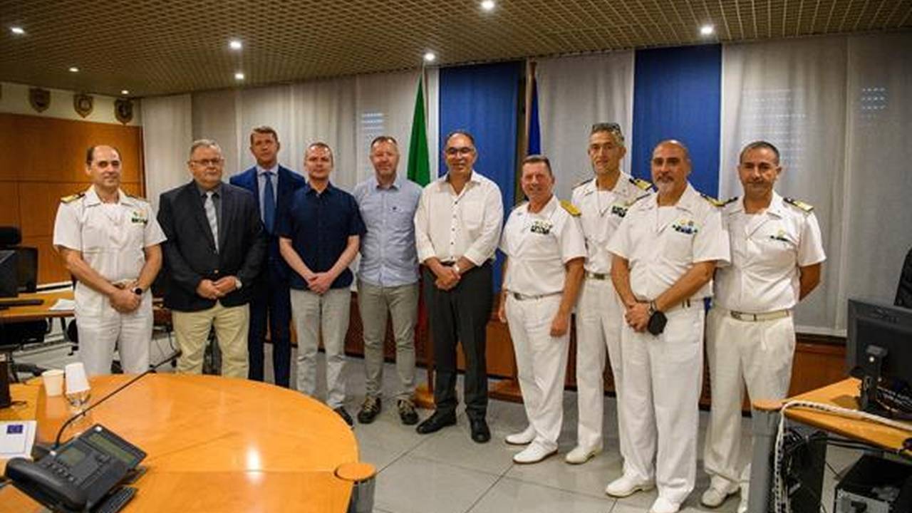 Gruppo di ufficiali della Guardia Costiera