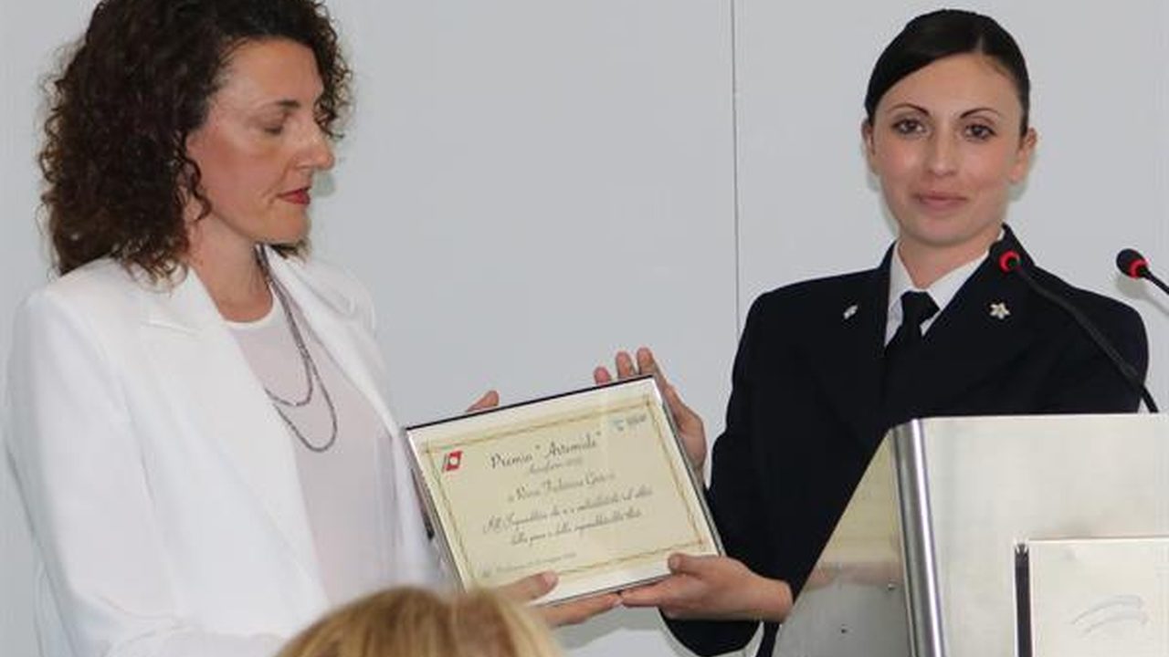 Consegna di un riconoscimento a una rappresentante civile