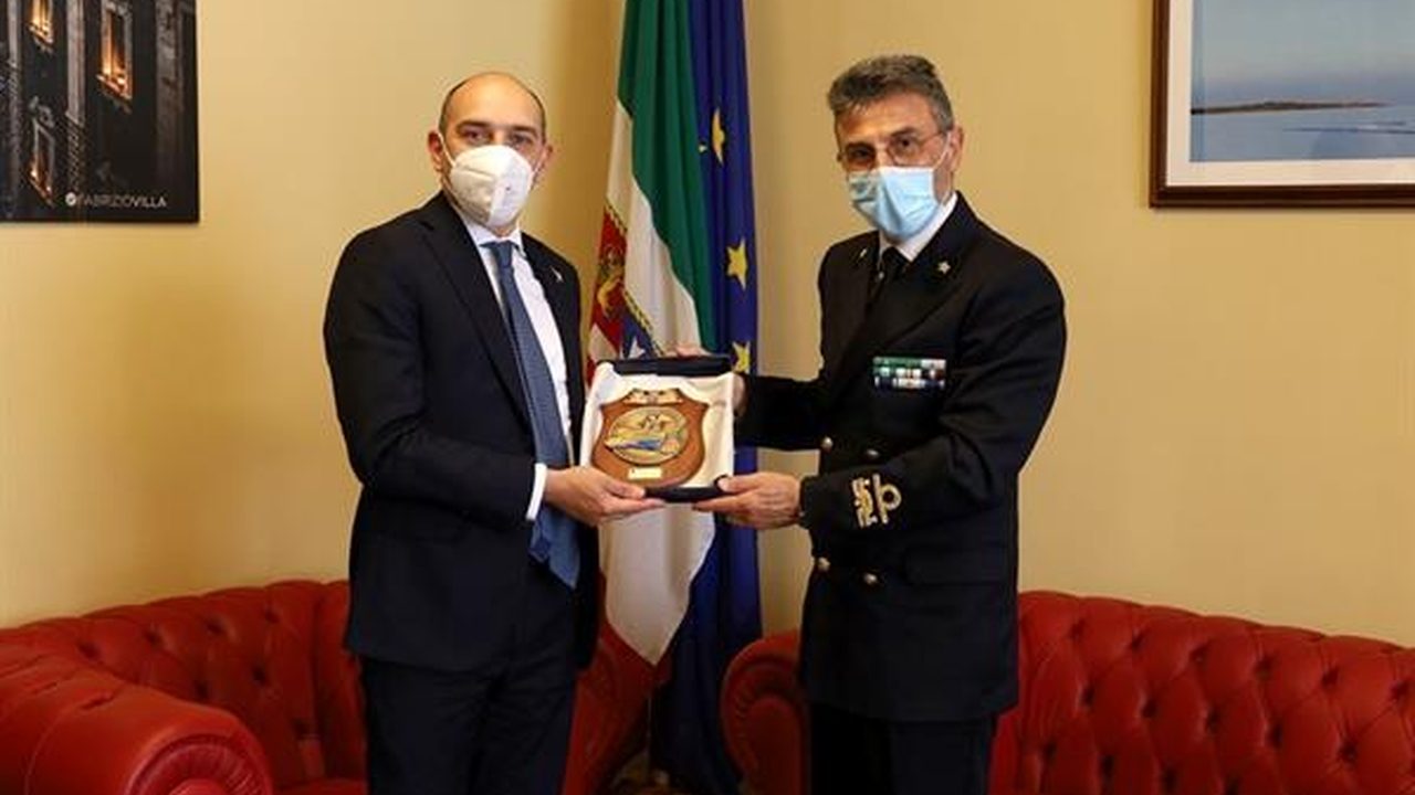 Consegna di un riconoscimento in una sede marittima