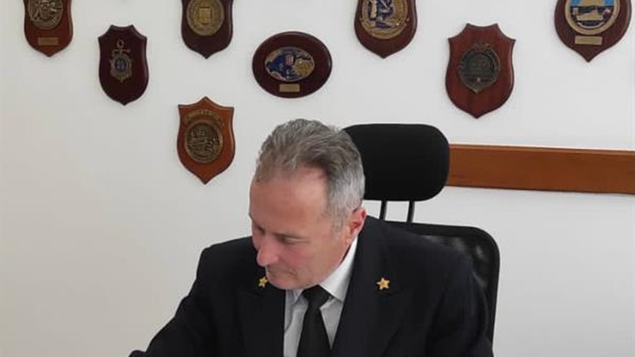 Ufficiale al lavoro su documenti amministrativi