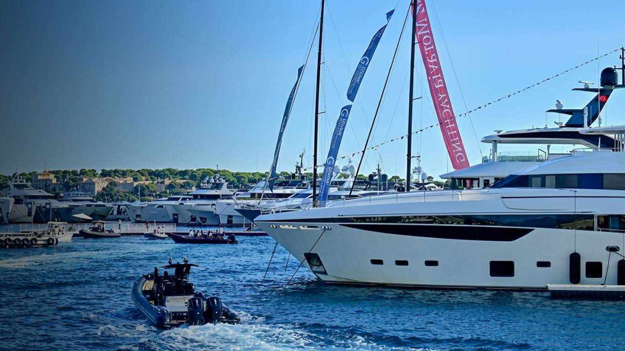 Yacht in manovra davanti ai pontili del festival