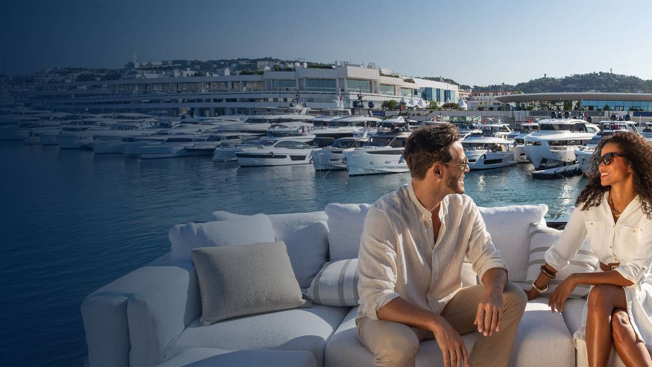 Coppia a bordo di uno yacht esposto a Cannes