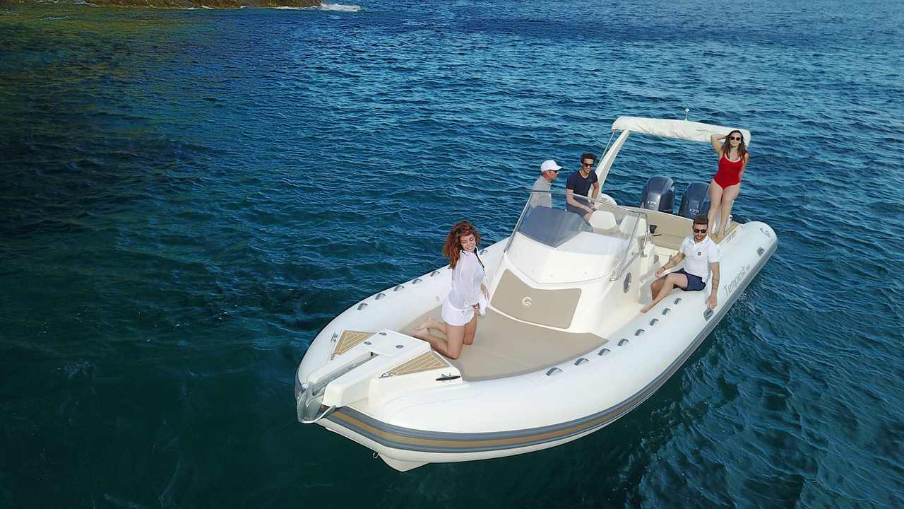 Tempest 850 Open di tre quarti