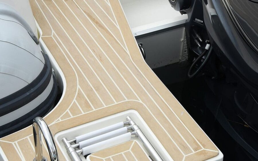 Piattaforma poppiera del Capelli Tempest 900 Open