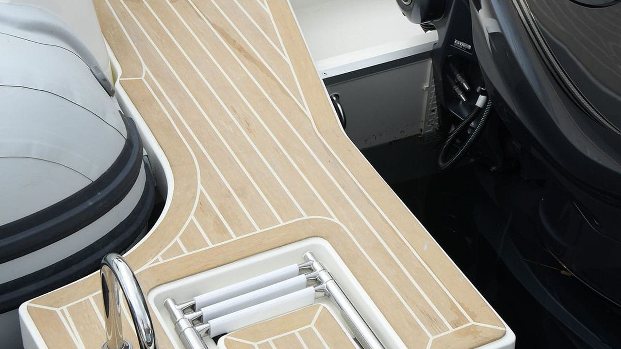 Piattaforma poppiera del Capelli Tempest 900 Open