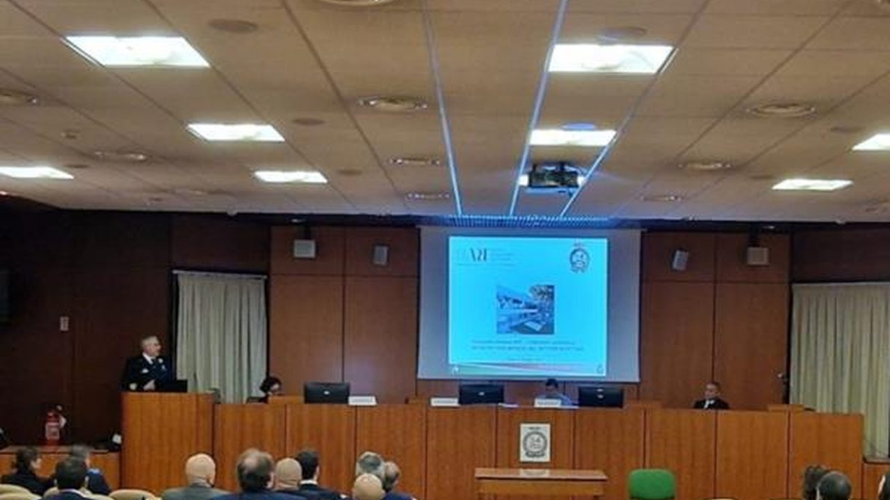 Personale operativo durante un'attività di sicurezza in mare
