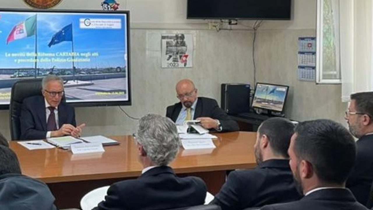 Equipaggio marittimo durante una procedura operativa