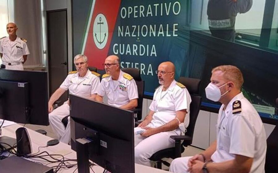 Personale della Guardia Costiera in una sala operativa nazionale