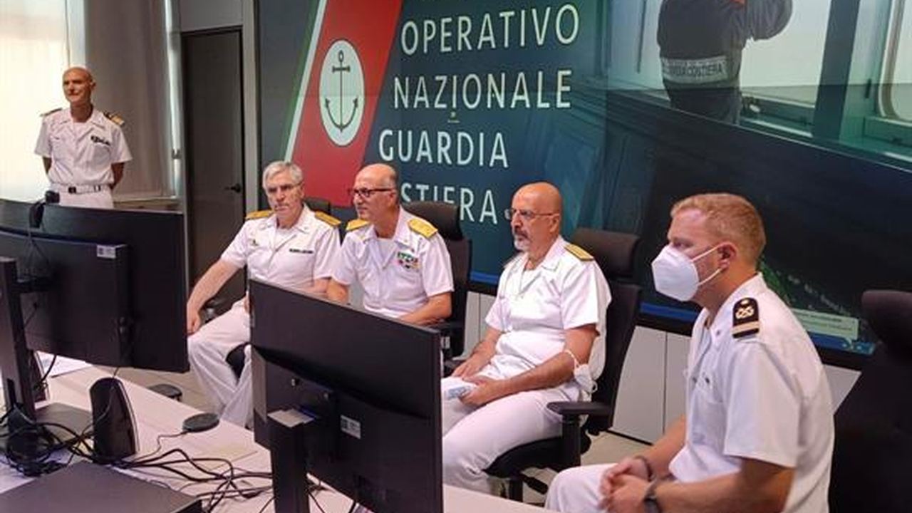 Personale della Guardia Costiera in una sala operativa nazionale