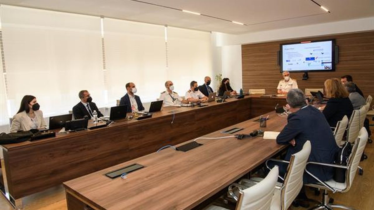 Riunione istituzionale in una sala conferenze della Guardia Costiera
