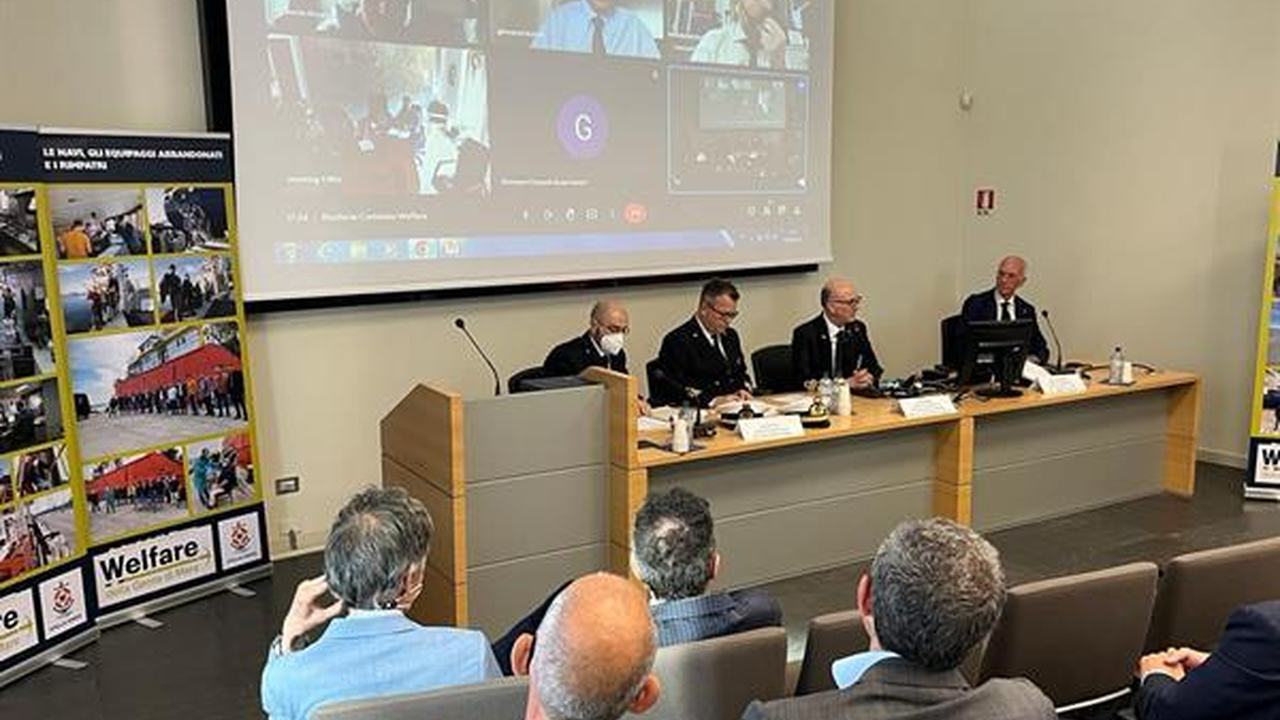 Incontro tecnico sulla sicurezza marittima davanti a una platea