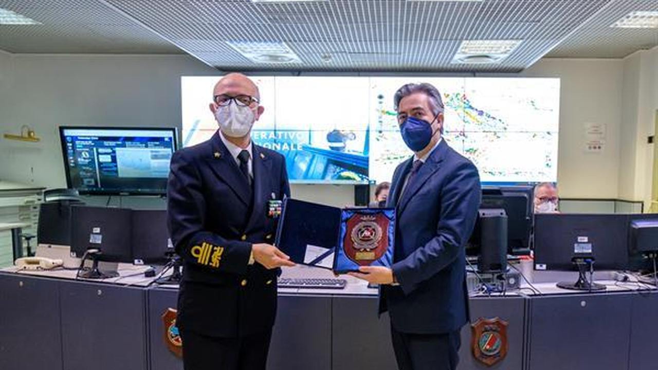 Personale della Guardia Costiera in una centrale di controllo