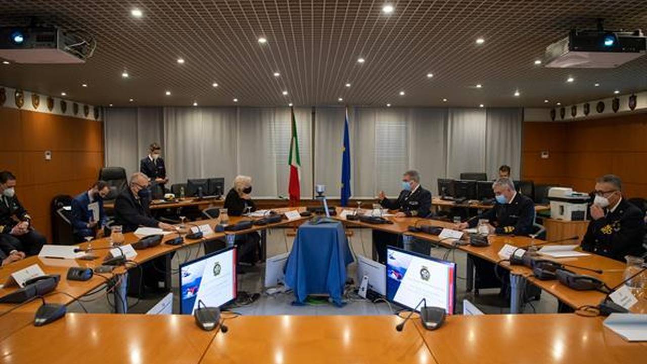 Riunione di coordinamento nella sala operativa della Guardia Costiera