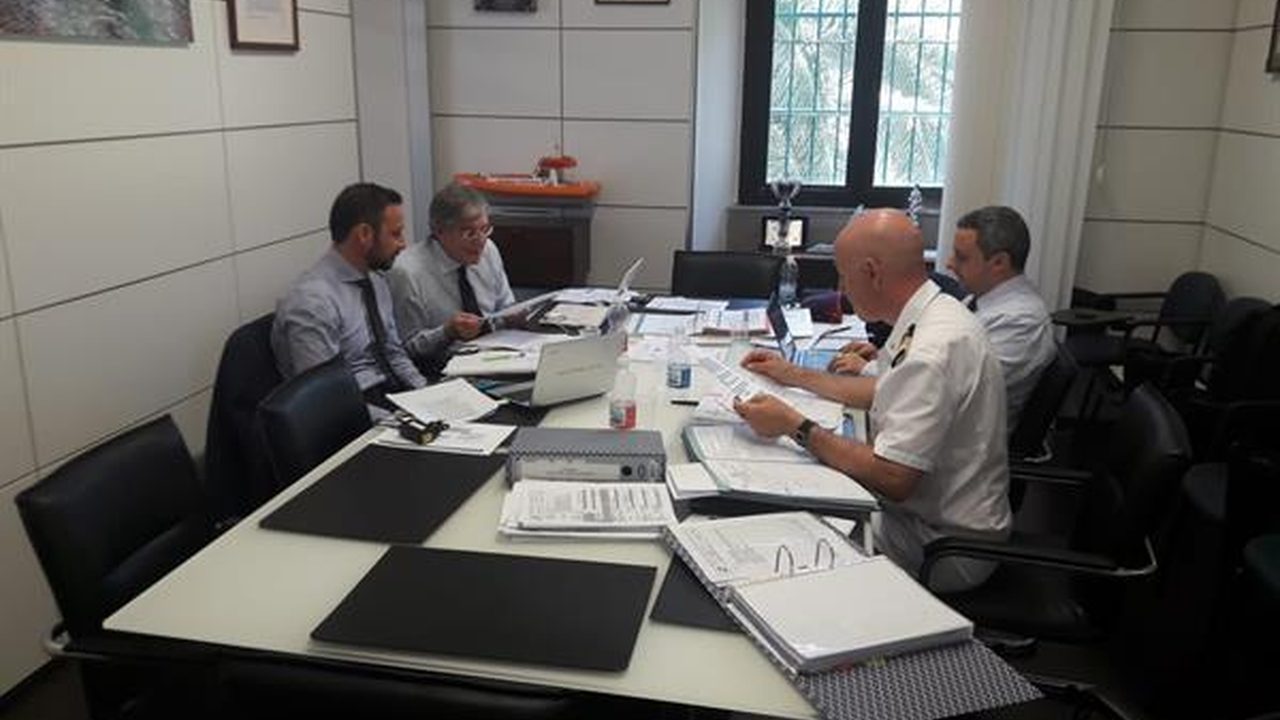 Ufficio operativo durante un briefing tra ufficiali