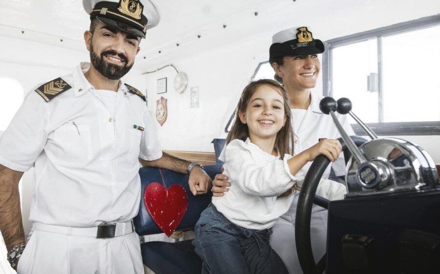 Personale della Guardia Costiera nella plancia di un mezzo navale