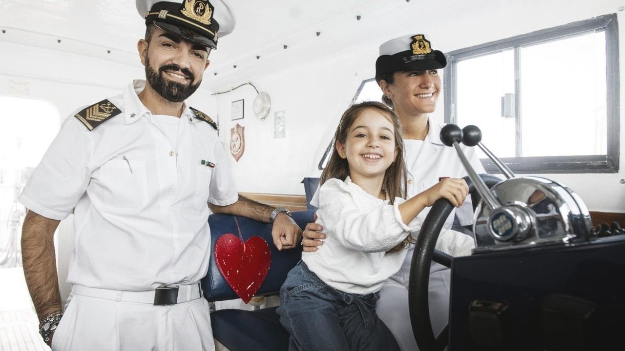 Personale della Guardia Costiera nella plancia di un mezzo navale