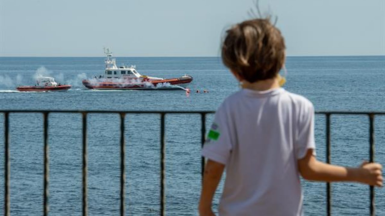 Unità della Guardia Costiera osservate dalla costa