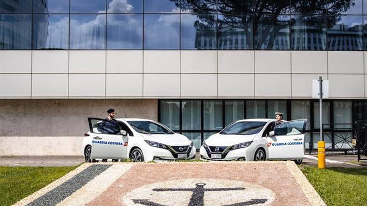 Veicoli di servizio davanti a una sede della Guardia Costiera