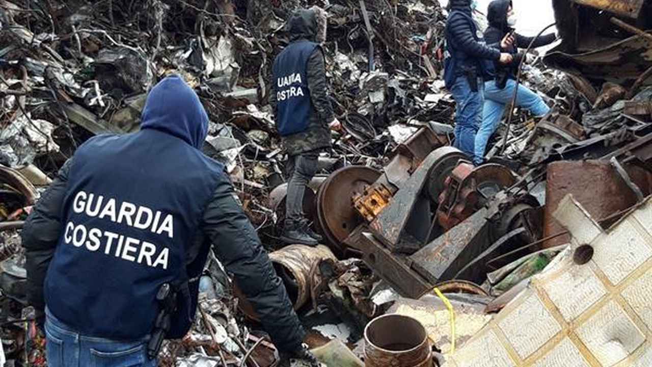 Personale operativo durante un controllo in un’area di rottami