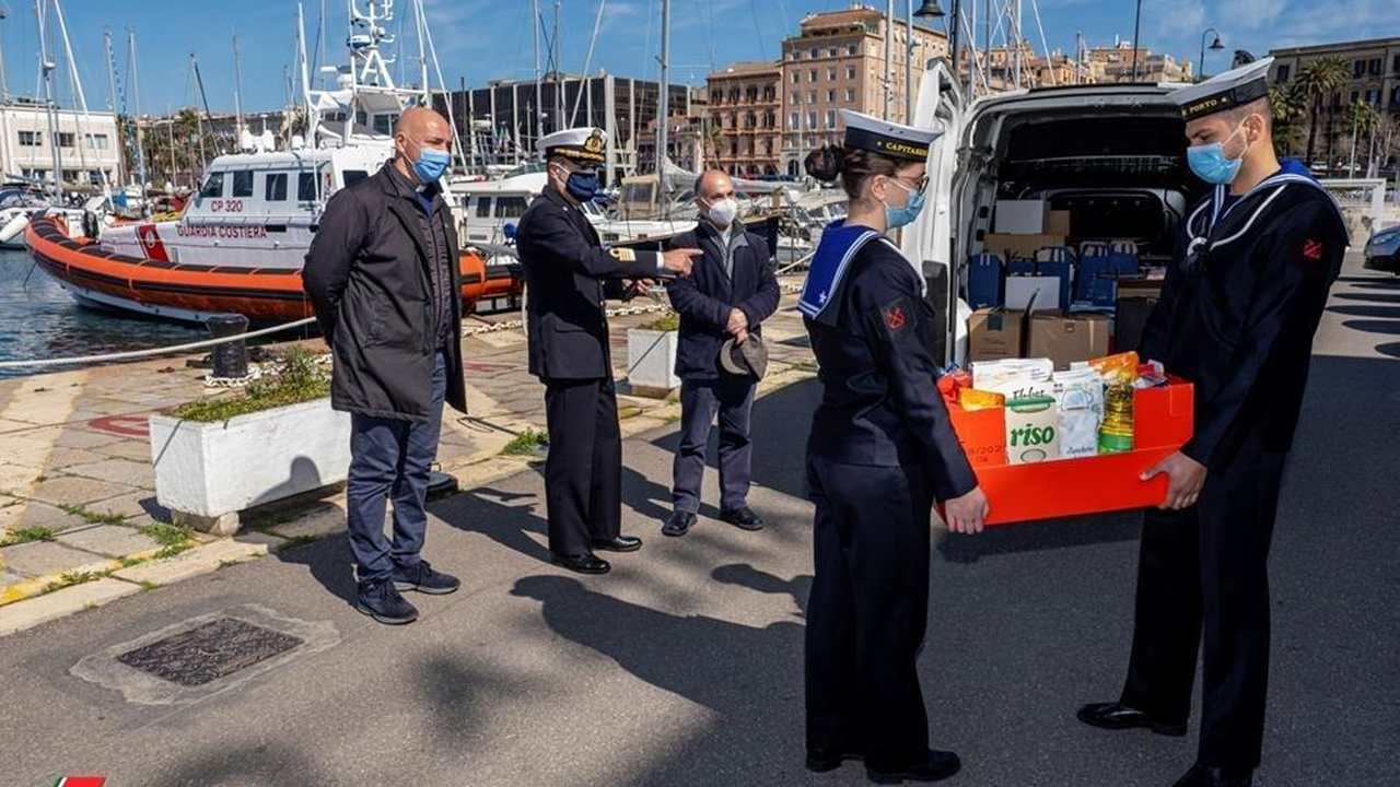 Consegna di materiali durante un’attività istituzionale