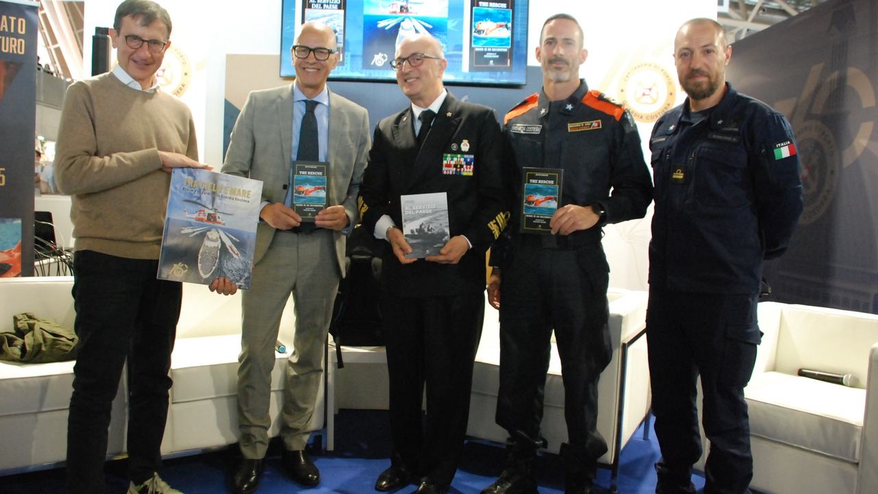 Rappresentanti istituzionali durante un incontro marittimo