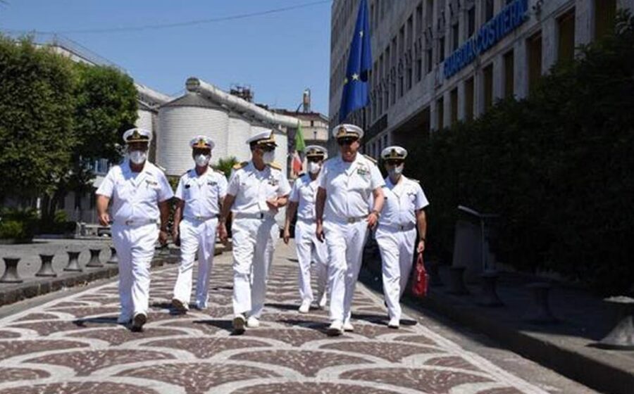 Personale della Guardia Costiera durante una cerimonia