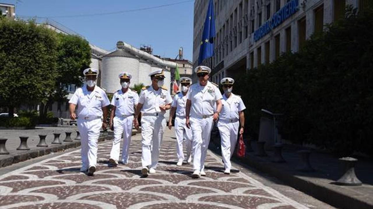 Personale della Guardia Costiera durante una cerimonia