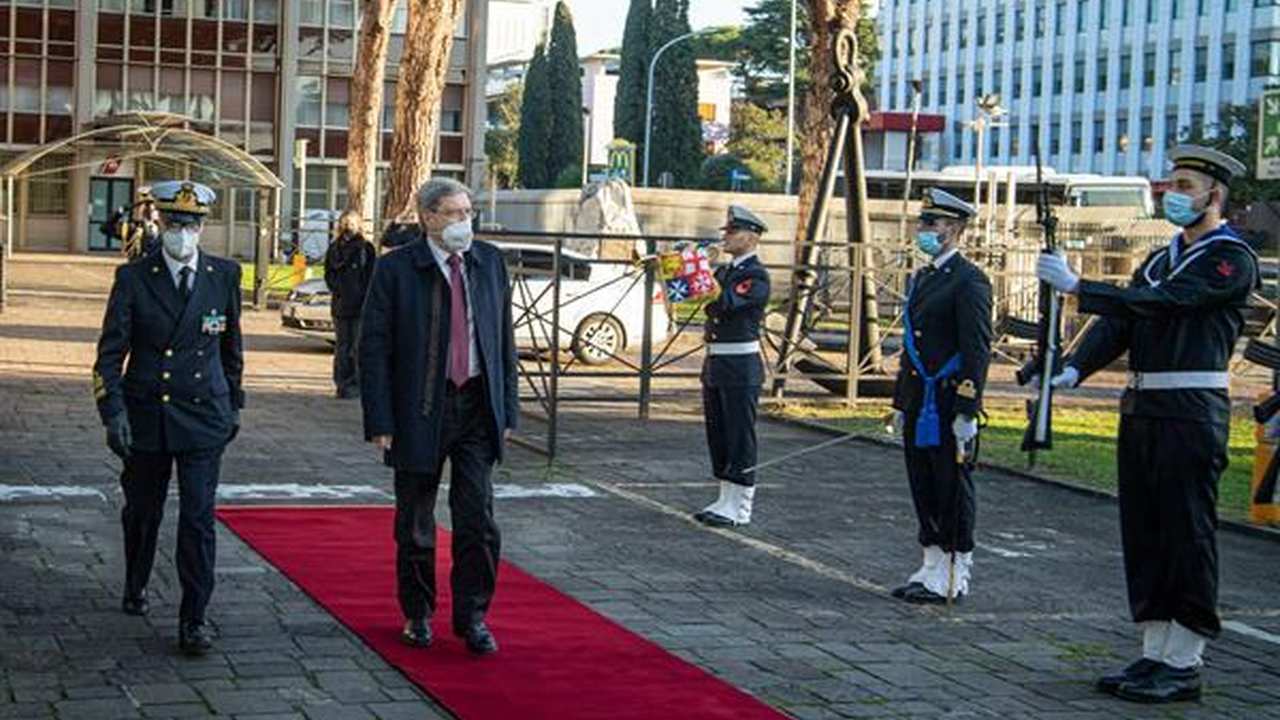 Ufficiali e autorità lungo un picchetto d'onore