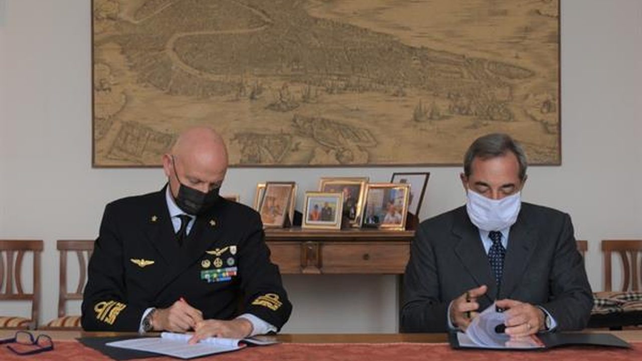 Firma di un accordo con un ufficiale della Guardia Costiera