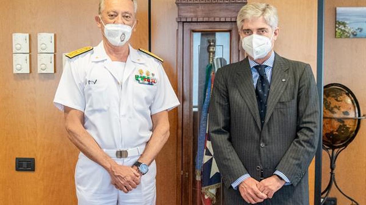 Ufficiale della Guardia Costiera con un rappresentante pubblico