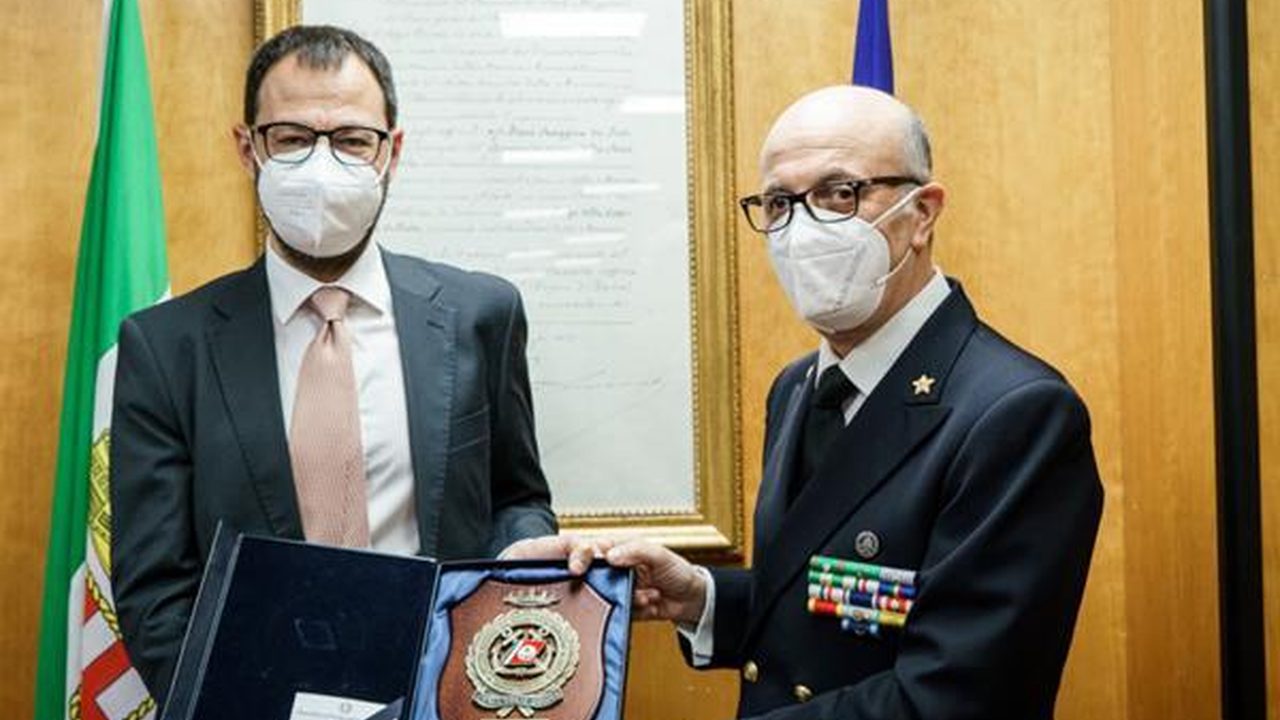 Premiazione con ufficiale della Guardia Costiera